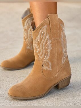 Tan Western Embroidered Mid-Calf Cowboy Boots Low Heel Women’s Size 39 (US 8)